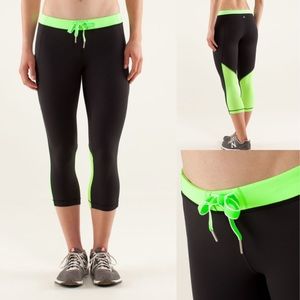Lululemon beach runner crop in black & zippy green